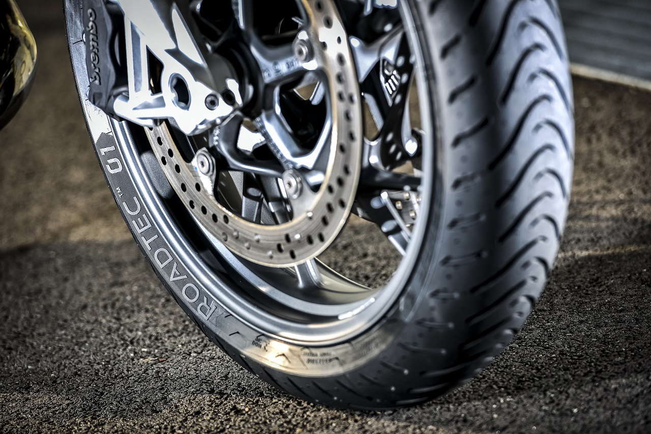 Metzeler Sportec M7 RR e Roadtec 01