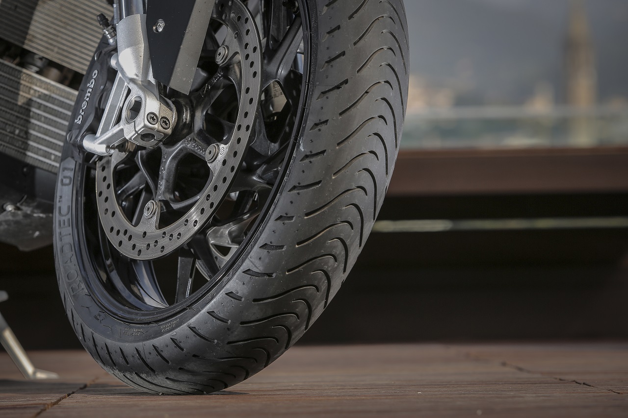Metzeler Sportec M7 RR e Roadtec 01