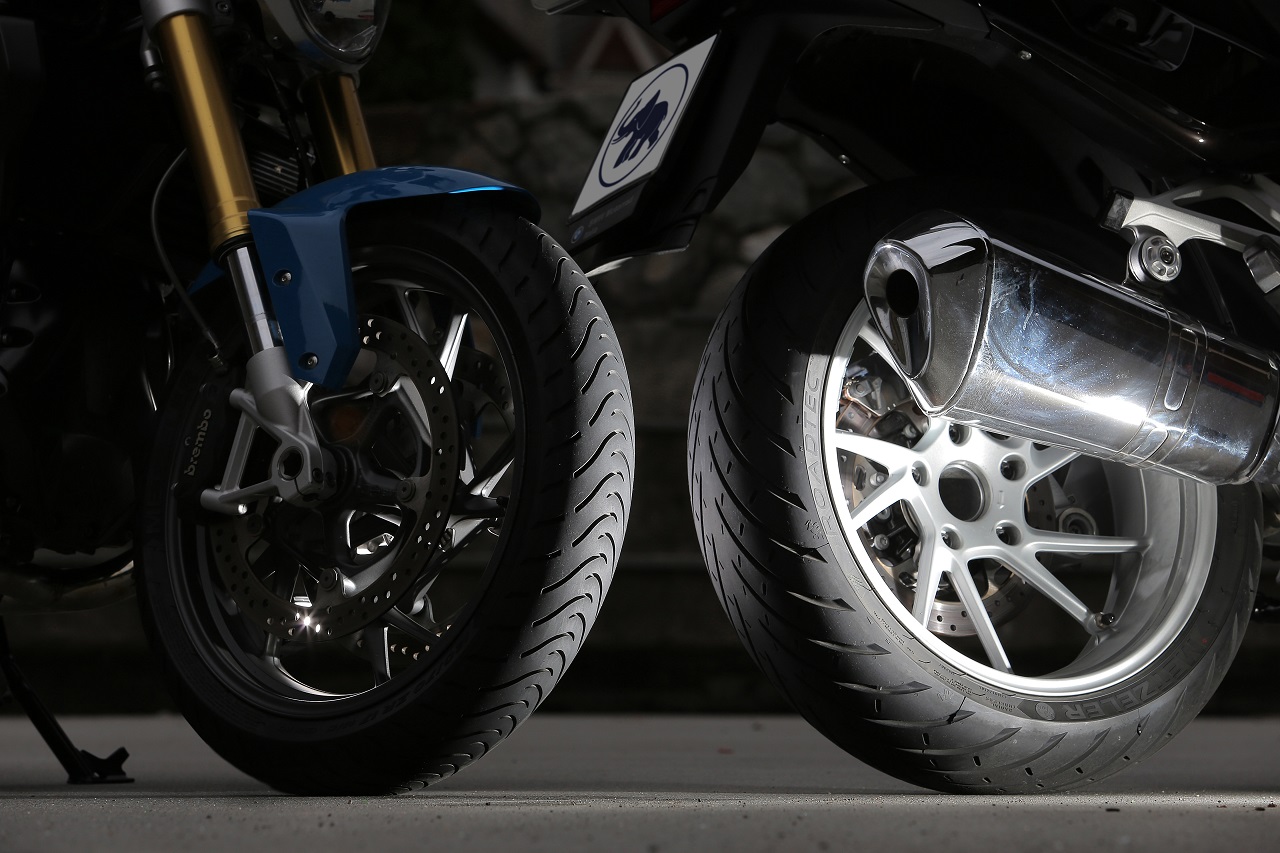 Metzeler Sportec M7 RR e Roadtec 01
