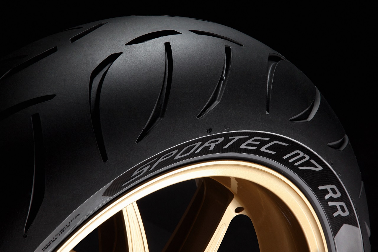 Metzeler Sportec M7 RR e Roadtec 01
