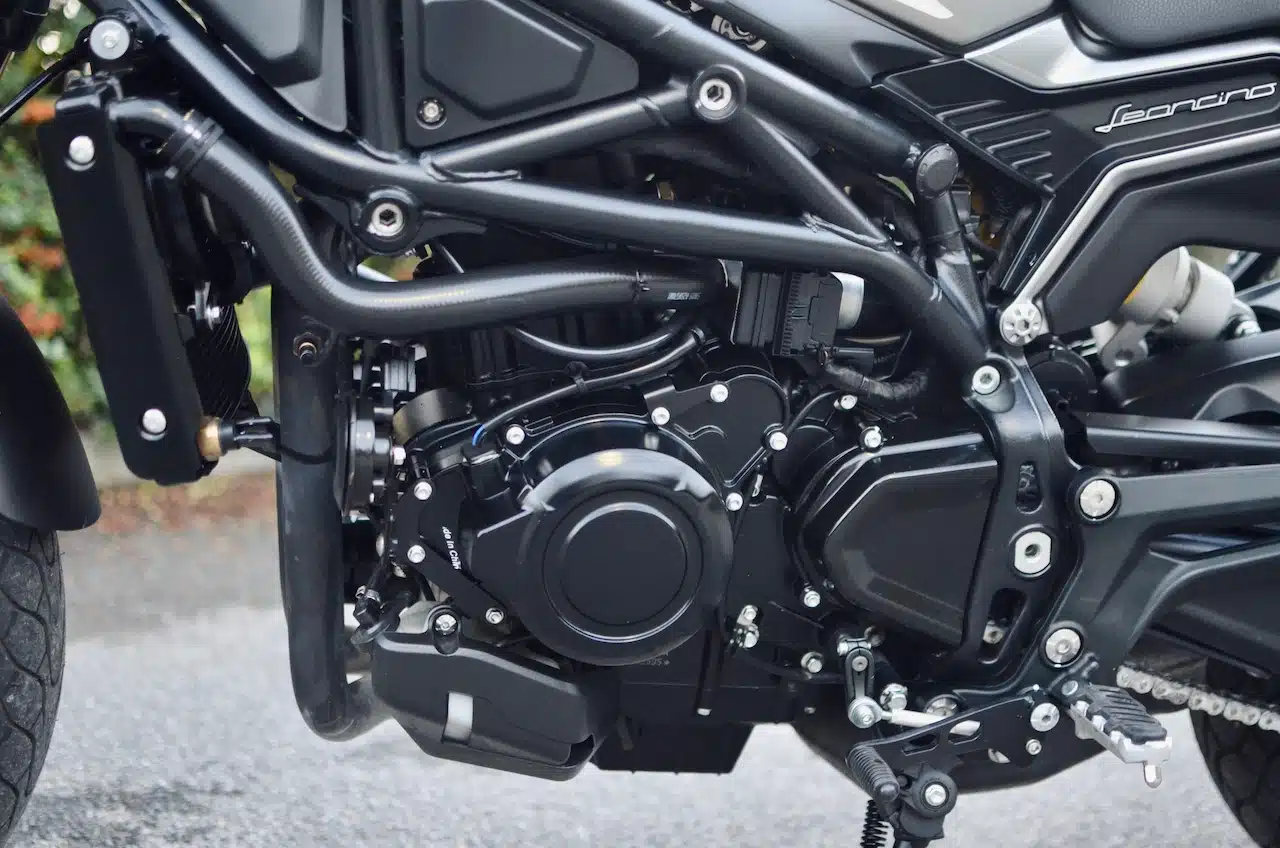 Test ride Benelli Leoncino 800