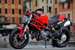 Ducati Monster 796, maneggevolezza e sportività uniti su un fulmine rosso