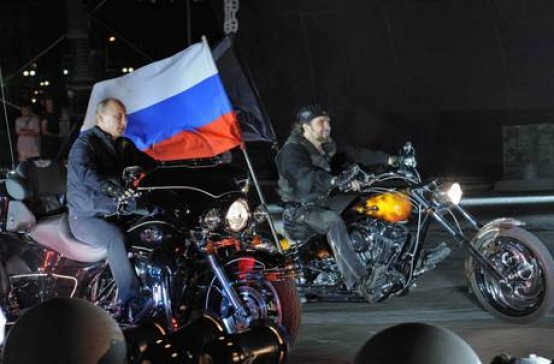 Putin a Novorossiik in sella alla Harley Davidson