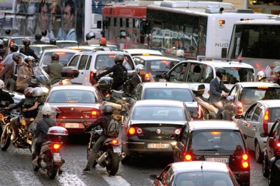Più moto e scooter e meno auto per ridurre il traffico, la conferma da uno studio belga