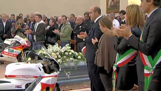 Funerali di Simoncelli, tra le note di Vasco e gli applausi infiniti