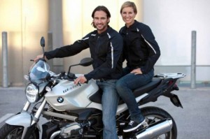 BMW rinnova l’aspetto dei suoi motociclisti