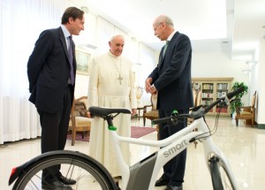 Smart ebike, Papa Francesco riceve il Gruppo Daimler per la mobilità sostenibile