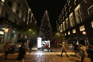 Ducati regala a Milano un albero di Natale e la sua Multistrada 1200 S