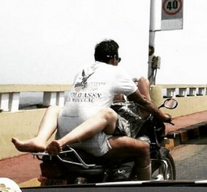 Fanno sesso in moto e la foto impazza sul web