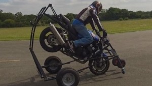 Stunt in moto, ecco un “trucchetto” per realizzare le acrobazie