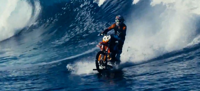 Pipe Dream, Robbie Maddison fa surf su una moto [VIDEO]