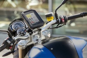 BMW Motorrad crea una “cuna” para teléfonos inteligentes