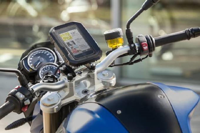 تقوم شركة BMW Motorrad بإنشاء "مهد" للهواتف الذكية
