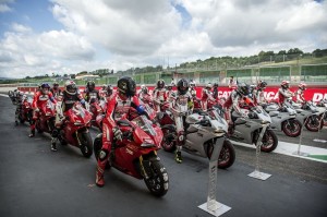 Ducati Riding Experience 2016: torna l’accademia di guida tinta di Rosso