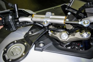 Yamaha MT09 Tracer migliora la guidabilità con l’ammortizzatore di sterzo Öhlins