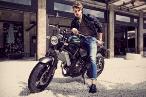 J Jeans Goes Faster: Yamaha e Jeckerson sposano stile e amore per il viaggio