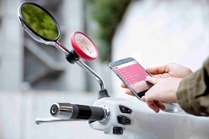 TomTom VIO è il primo navigatore per scooter connesso allo smartphone