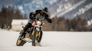 Pirelli: Kristian Ghedina testa le nuove Scorpion Rally STR sulla neve di St. Moritz in sella alla Ducati Scrambler Desert Sled