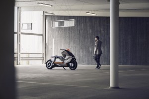 BMW Motorrad Concept Link interpreta la connessione tra pilota, veicolo ed ambiente per un utilizzo urbano