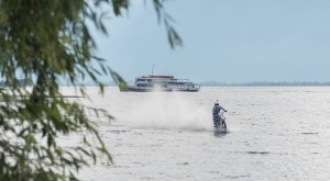 Attraversare il lago di Como in moto, la folle sfida di Luca Colombo