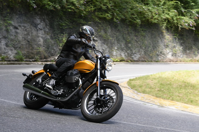 Moto Guzzi V9 Roamer e V9 Bobber, una più turistica e l’altra più sportiva [PRIMO CONTATTO]