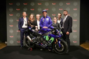 Yamaha e Valentino Rossi consegnano la M1 VR46 al vincitore dell’asta CharityStars.com