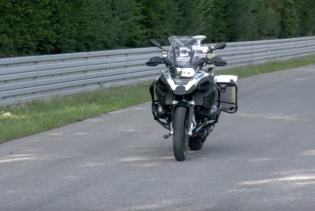 BMW R1200 GS: fa da base per una moto con guida autonoma [VIDEO]