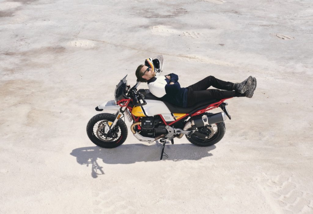 Moto Guzzi V85 TT : Ewan McGregor sur l'enduro classique de Mandello del Lario