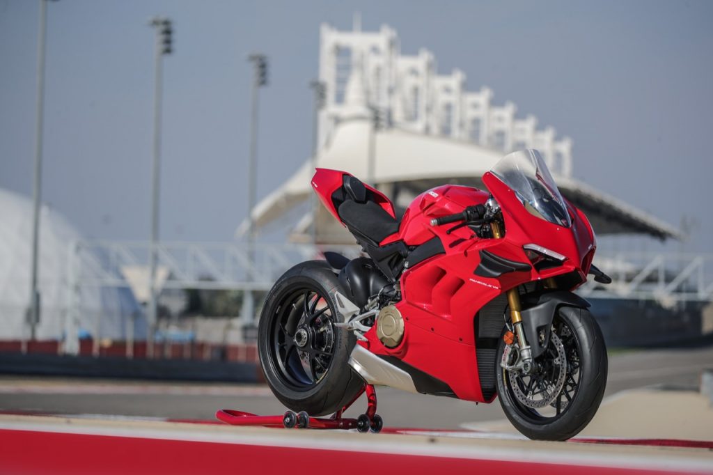 Ducati Panigale V4 S 2020 e Scott Redding: potenza e velocità sul tracciato di Valencia [VIDEO]