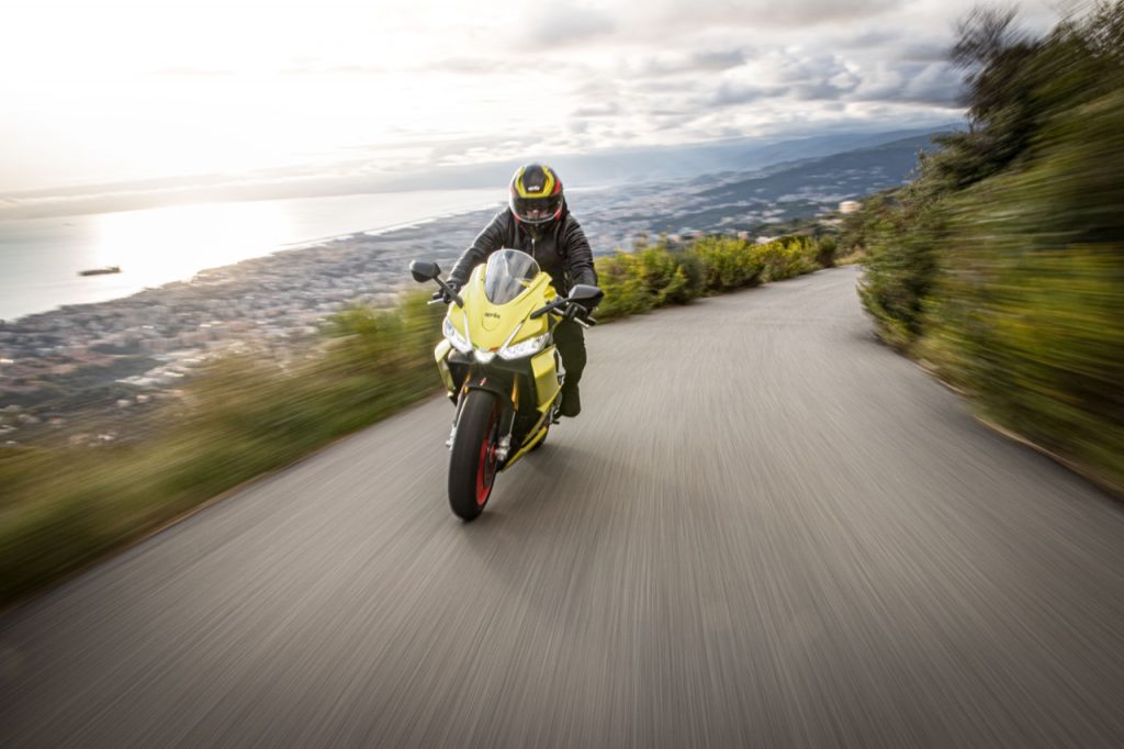 Aprilia RS 660: Rennie Scaysbrook, la passione per la moto e la nuova sportiva [VIDEO]