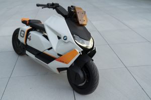 BMW Motorrad Definition CE 04: prospetto di uno scooter futuristico [VIDEO]