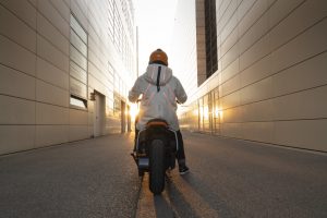 BMW Motorrad Definition CE 04: focus sull’abbigliamento collegato [VIDEO]