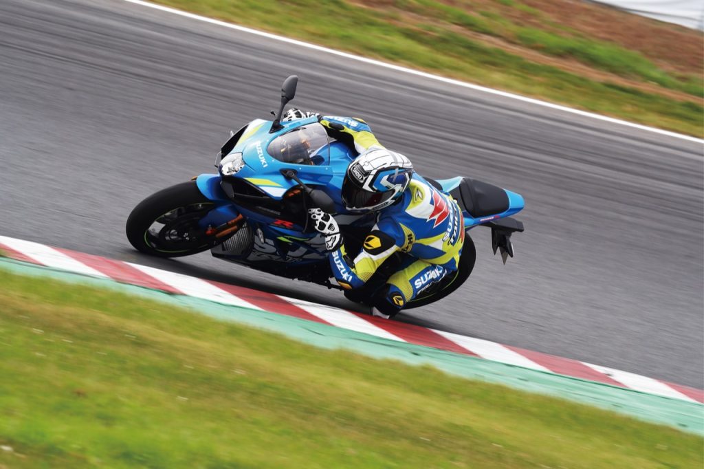 Suzuki, GSX-R Racing Academy: una nuova stagione di corsi per appassionati di guida in pista [FOTO]