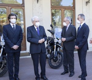 Moto Guzzi V85 TT: presentate al Presidente Mattarella le moto destinate al Reggimento Corazzieri