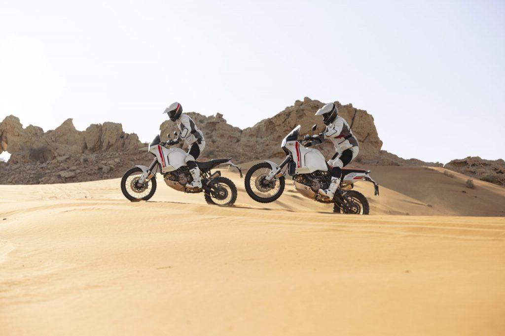 Ducati DesertX: in azione tra le atmosfere del deserto [VIDEO]