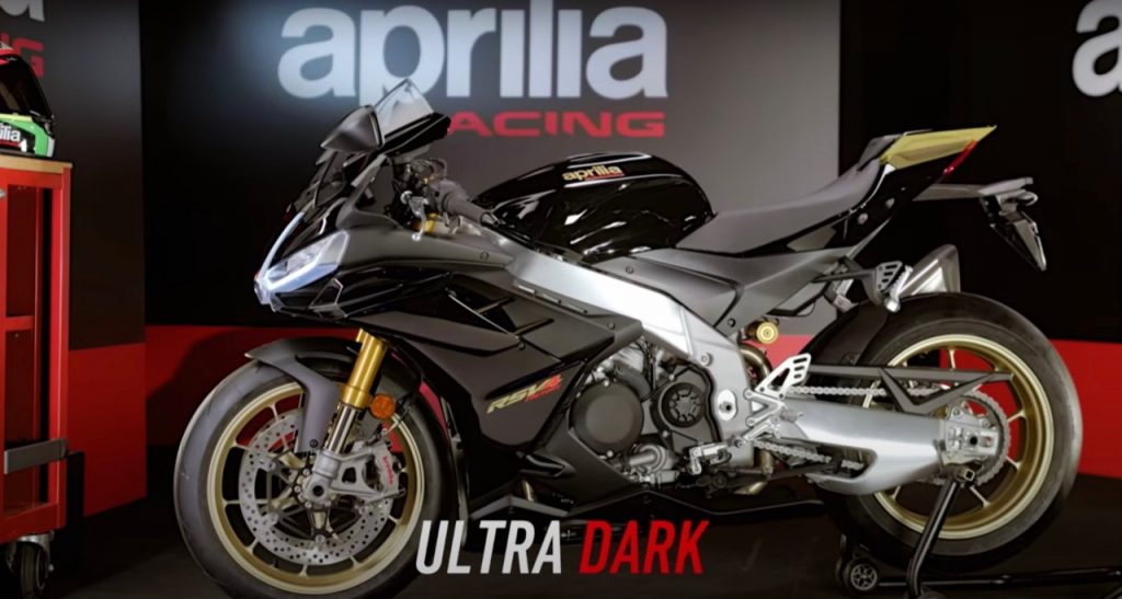 Aprilia RSV4 Factory: una grintosa veste Ultra Dark con particolari in tinta dorata [VIDEO]