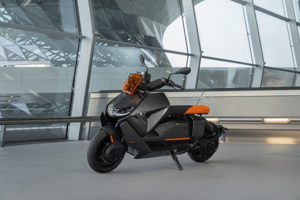 BMW CE 04: uno scooter tecnologico con un design avveniristico [VIDEO]