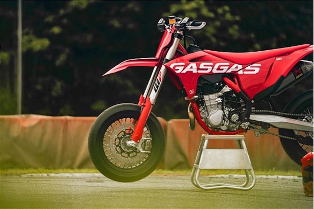 GASGAS: مشروع تحويل MC 450F إلى Super Moto [فيديو]