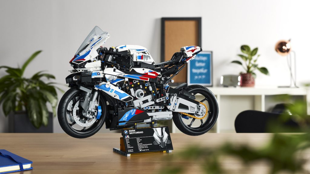 BMW Motorrad: al Lego Store Milano San Babila uno speciale incontro tra il set Lego Technic BMW M 1000 RR e la sportiva