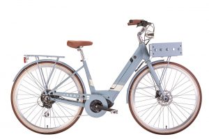 MBM Rambla Man y Rambla Lady: las nuevas City e-Bikes con cesta a juego