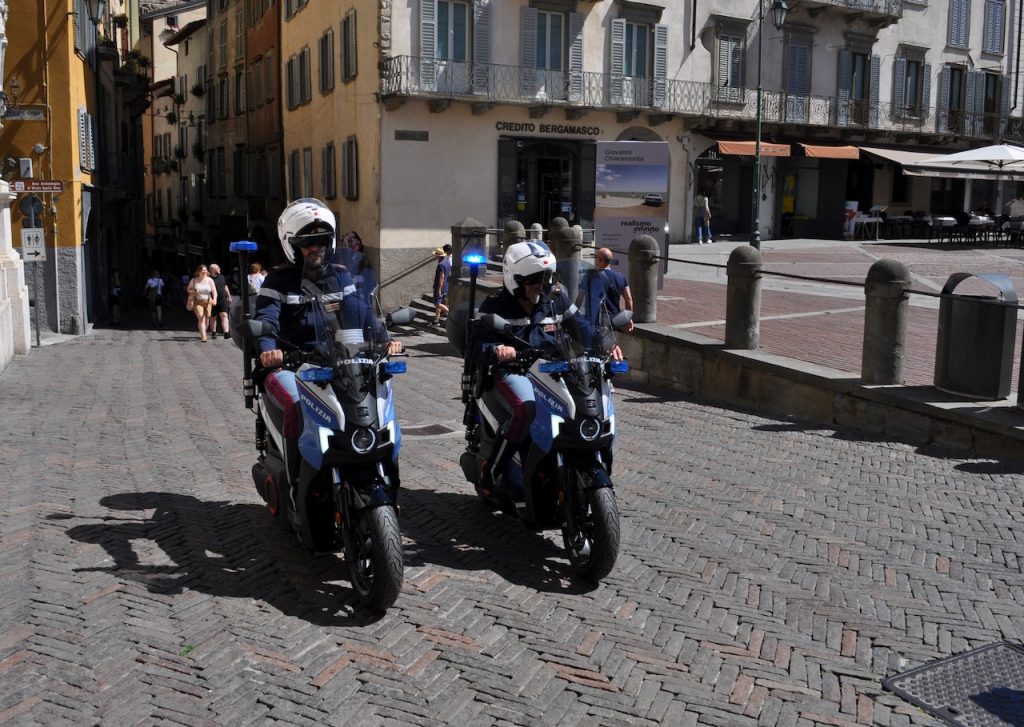 SEAT MÓ 125: due esemplari dello scooter elettrico alla Questura di Bergamo