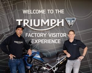 Triumph Motorcycles: Ricky Carmichael e Iván Cervantes con il team interno presso la Triumph Factory