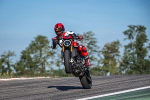 Ducati Monster SP: guizzi di vitalità in pista [VIDEO]