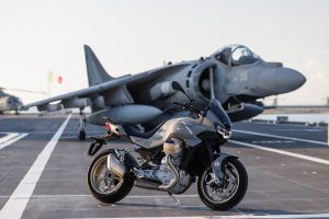 Moto Guzzi V100 Mandello Aviazione Navale: un’edizione limitata che ricorda un legame [VIDEO]