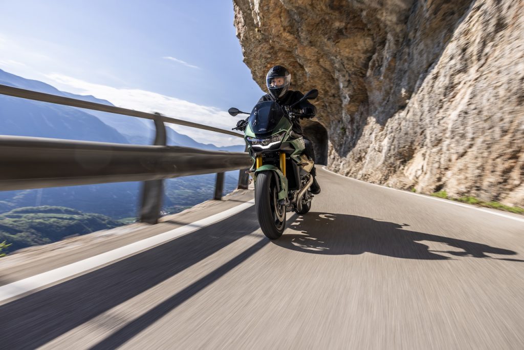 Moto Guzzi V100 Mandello: uno sguardo rivolto all’aerodinamica adattiva [VIDEO]