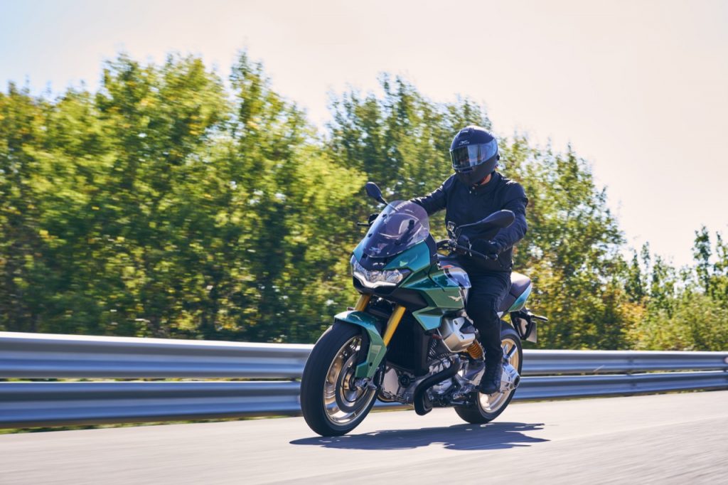 Moto Guzzi V100 Mandello: una roadster per appassionati di viaggi [VIDEO]