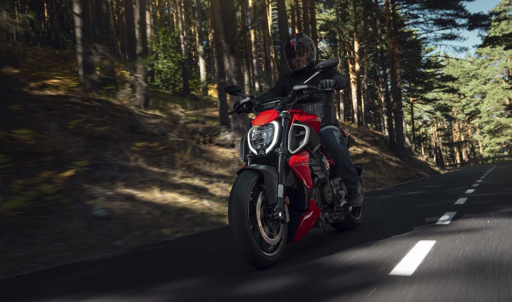 Ducati Diavel V4: ein neues Beispiel für Dynamik für 2023 [VIDEO]