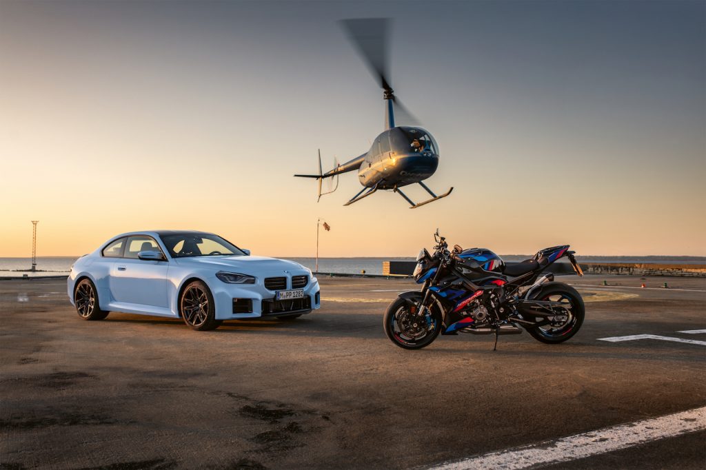 BMW M 1000 R: la potente naked in azione con la nuova BMW M2 [VIDEO]