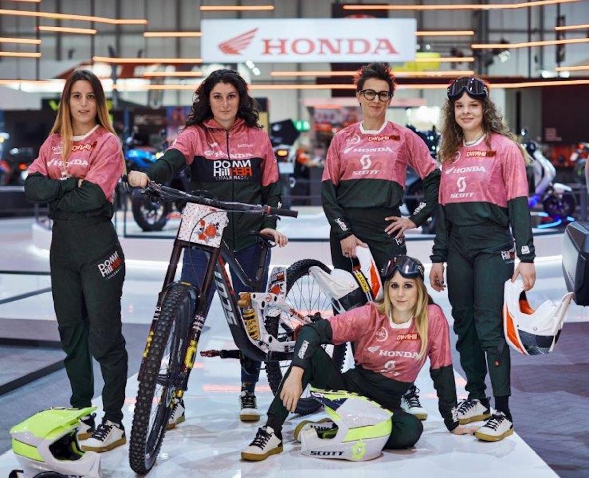 HONDA DOWNHILLHER FEMALE RACING team formazione di Mountainbike