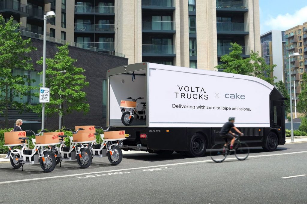 Volta Trucks e le moto elettriche Cake insieme per un micro hub mobile per le consegne dell’ultimo miglio